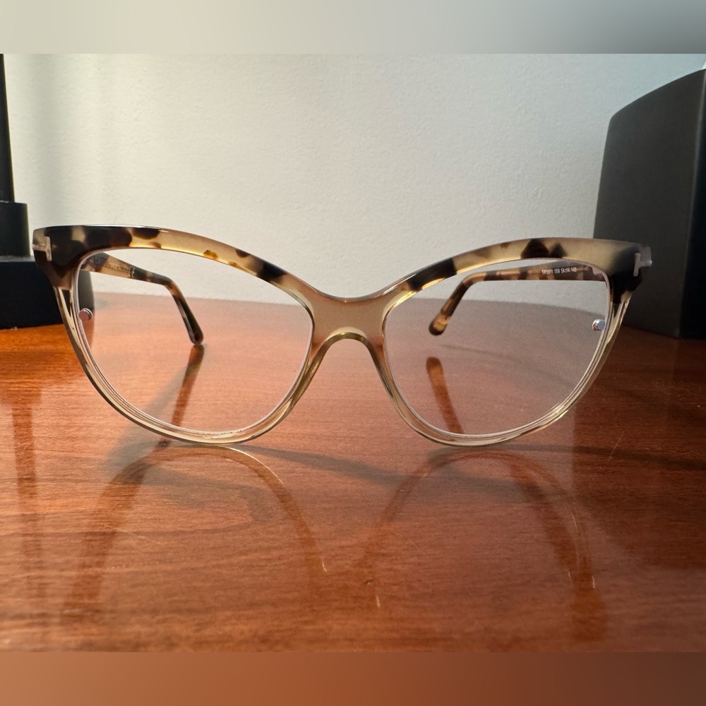 EUC Tom Ford Tortoise Shell Cat-Eye Glasses with case and magnetic sunshade